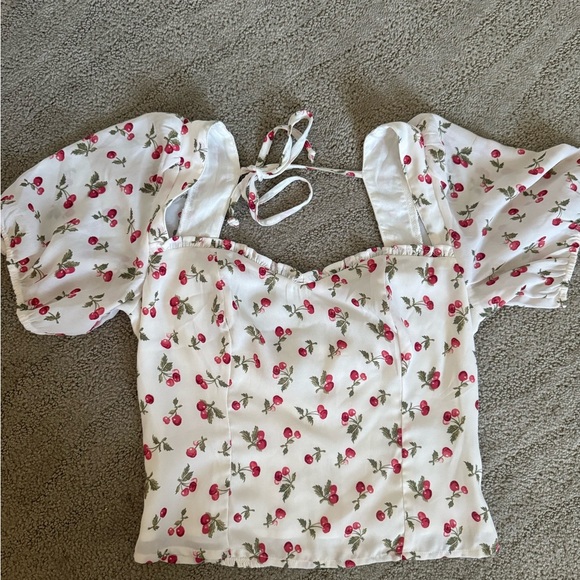 Floral cherry Sleeve Top - Picture 4 of 5